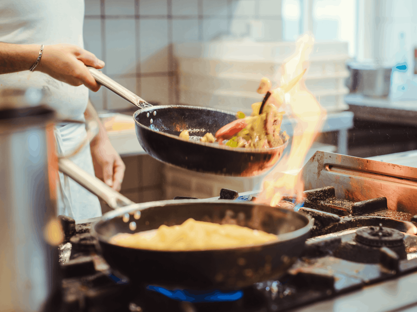 Šéfkuchař vaří v profesionální kuchyni restaurace